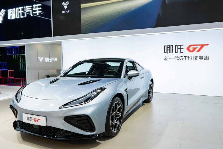 重庆297哪吒汽车在智能汽车领域的表现，领途汽车在新能源汽车市场中的影响力